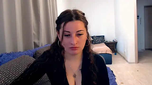 Snapshot of Helen_Adams_ chatting on June 16, 2026, 5:18 am Helen Adams online show from June 16, 2026, 5:18 am