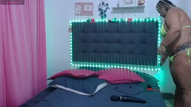 LenaDIaz online show from October 30, 2025, 10:17 pm