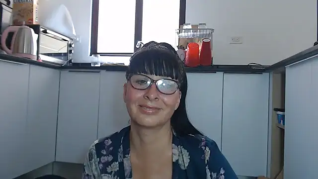 HellenLatin online show from June 18, 2026, 4:01 pm