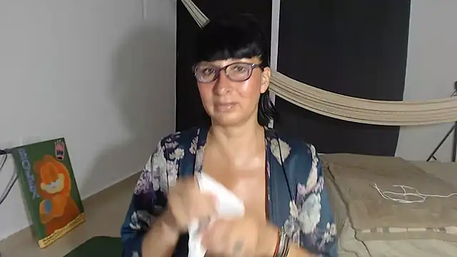 Snapshot of HellenLatin chatting on August 3, 2026, 6:58 pm HellenLatin online show from August 3, 2026, 6:58 pm