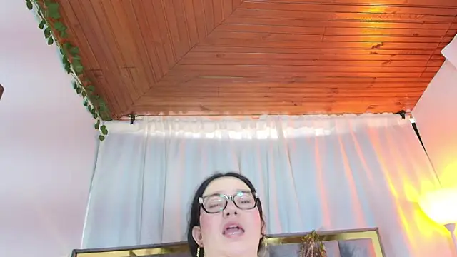 Zoe Curvy online show from February 16, 2026, 12:37 pm