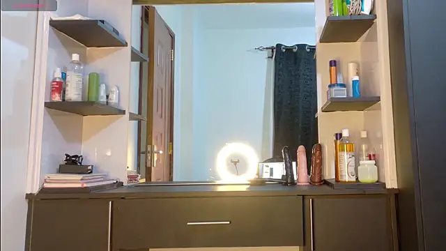 Snapshot of online_bestie chatting on December 1, 2025, 6:47 am online bestie online show from December 1, 2025, 6:47 am