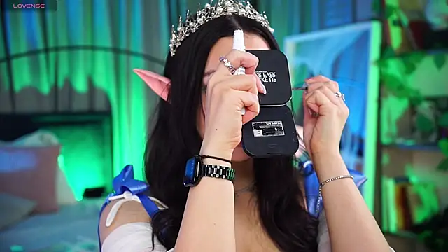 Snapshot of LunaNight chatting on November 2, 2025, 8:47 pm LunaNight online show from November 2, 2025, 8:47 pm