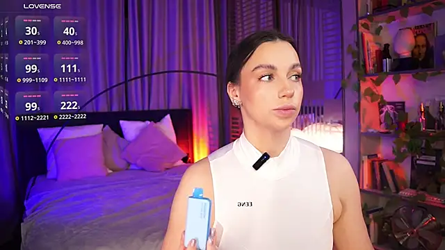 Snapshot of LunaNight chatting on November 29, 2025, 9:04 pm LunaNight online show from November 29, 2025, 9:04 pm