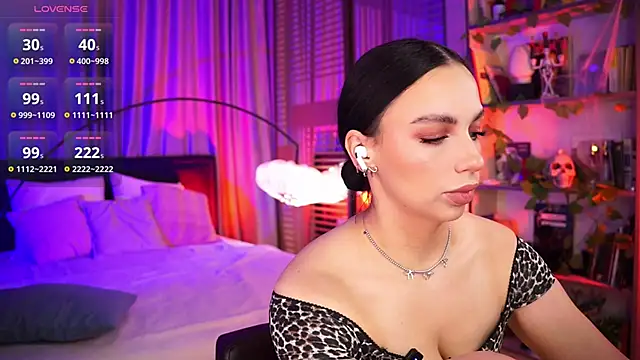 Snapshot of LunaNight chatting on November 3, 2025, 8:23 pm LunaNight online show from November 3, 2025, 8:23 pm