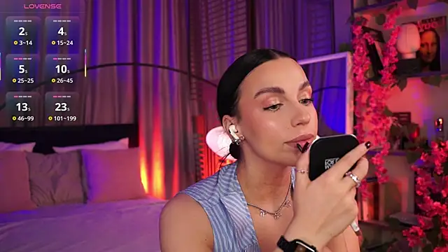 Snapshot of LunaNight chatting on October 26, 2025, 8:31 pm LunaNight online show from October 26, 2025, 8:31 pm