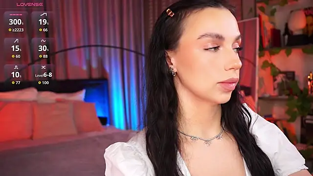 Snapshot of LunaNight chatting on November 17, 2025, 8:46 pm LunaNight online show from November 17, 2025, 8:46 pm