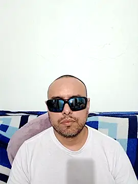 Snapshot of ElSunEagle chatting on May 17, 2026, 2:33 am ElSunEagle online show from May 17, 2026, 2:33 am