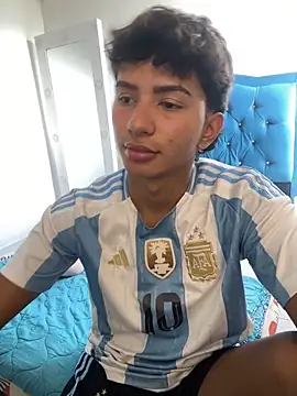 Leonarrrd 01 online show from October 26, 2025, 4:40 pm