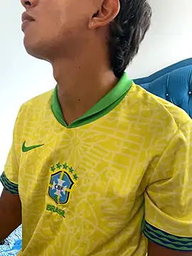 Leonarrrd 01 online show from October 12, 2025, 7:37 pm