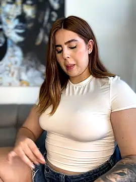 Snapshot of ValerieHilton chatting on October 6, 2025, 9:48 pm ValerieHilton online show from October 6, 2025, 9:48 pm