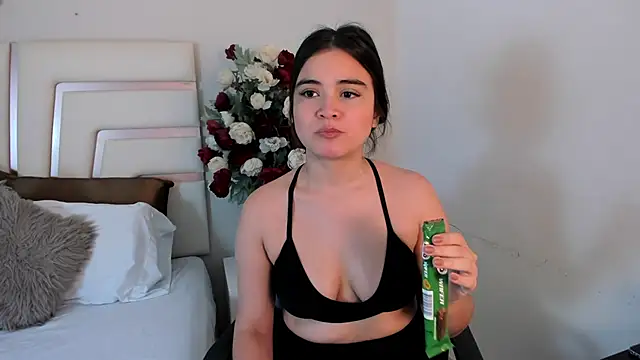 CamilaSofiia online show from March 18, 2025, 7:33 pm