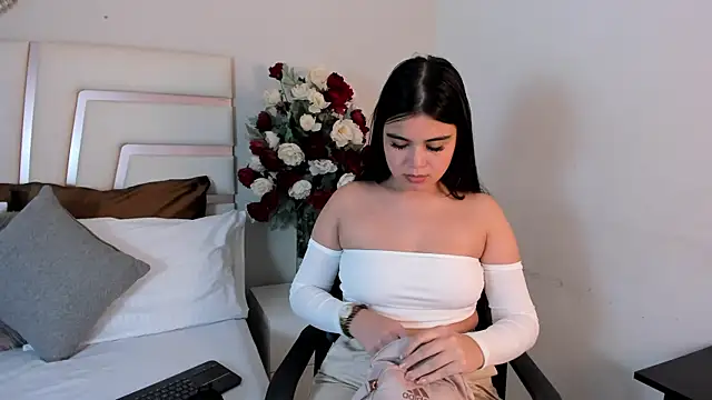 CamilaSofiia online show from March 6, 2025, 7:43 pm