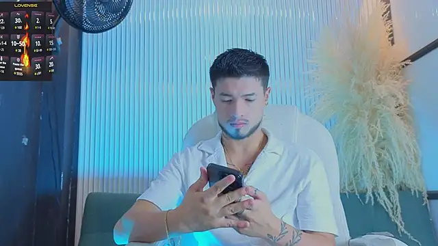 Snapshot of EdwardRoss_ chatting on May 20, 2026, 12:46 pm EdwardRoss online show from May 20, 2026, 12:46 pm