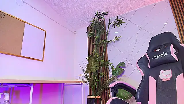 Fluffy Bubble21 online show from March 2, 2026, 7:15 am