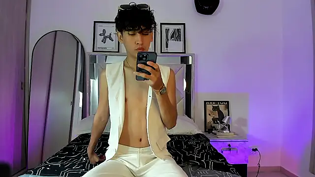 Snapshot of Adriien19 chatting on October 21, 2025, 4:28 pm Adriien19 online show from October 21, 2025, 4:28 pm