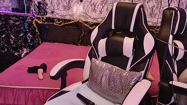 Snapshot of Luiza_Hammer chatting on March 7, 2025, 4:55 pm Luiza Hammer online show from March 7, 2025, 4:55 pm