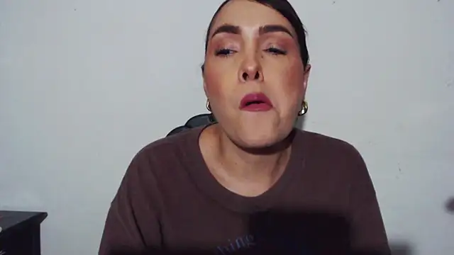 Snapshot of Miss_Agatha chatting on October 30, 2025, 2:21 am Miss Agatha online show from October 30, 2025, 2:21 am