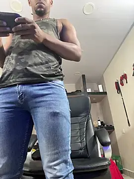 Snapshot of AlejoKhalifa_ chatting on June 6, 2026, 10:31 am AlejoKhalifa online show from June 6, 2026, 10:31 am