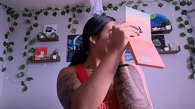 macey elliot  online show from December 3, 2025, 5:12 pm