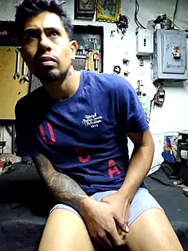 Snapshot of pene_latinoriico chatting on November 4, 2025, 3:32 am pene latinoriico online show from November 4, 2025, 3:32 am