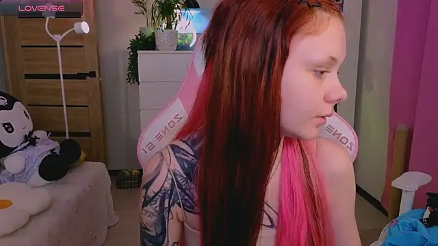 Snapshot of Britney_Lynch chatting on November 9, 2025, 8:35 pm Britney Lynch online show from November 9, 2025, 8:35 pm