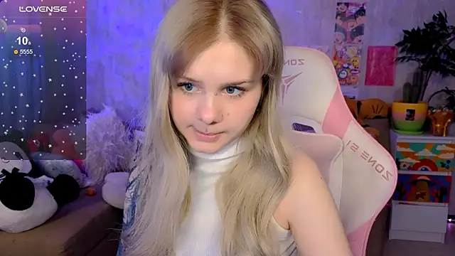 Snapshot of Britney_Lynch chatting on December 14, 2025, 1:01 am Britney Lynch online show from December 14, 2025, 1:01 am