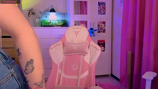 Snapshot of Britney_Lynch chatting on November 28, 2025, 9:15 pm Britney Lynch online show from November 28, 2025, 9:15 pm