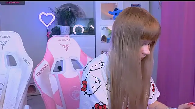 Snapshot of Britney_Lynch chatting on October 14, 2025, 10:53 pm Britney Lynch online show from October 14, 2025, 10:53 pm