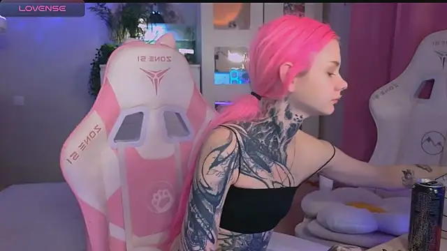 Snapshot of Britney_Lynch chatting on October 21, 2025, 4:12 am Britney Lynch online show from October 21, 2025, 4:12 am