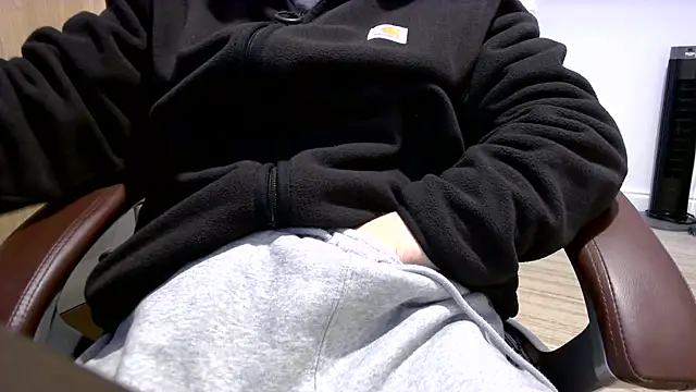 Snapshot of alwayshornyuk chatting on February 13, 2026, 12:27 pm alwayshornyuk online show from February 13, 2026, 12:27 pm