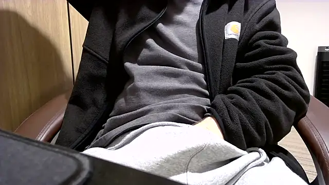 Snapshot of alwayshornyuk chatting on February 17, 2026, 11:46 pm alwayshornyuk online show from February 17, 2026, 11:46 pm