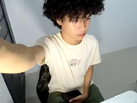 Snapshot of Asiantwink21 chatting on May 7, 2026, 5:05 pm Asiantwink21 online show from May 7, 2026, 5:05 pm