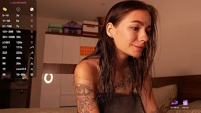 Snapshot of girl_with_snaketatto0 chatting on June 21, 2026, 2:39 am girl with snaketatto0 online show from June 21, 2026, 2:39 am