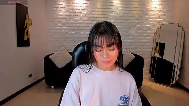 Snapshot of GigiLee_ chatting on January 5, 2025, 2:27 am GigiLee online show from January 5, 2025, 2:27 am