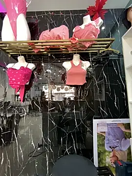 Snapshot of SUUKAM chatting on December 1, 2025, 9:48 pm SUUKAM online show from December 1, 2025, 9:48 pm