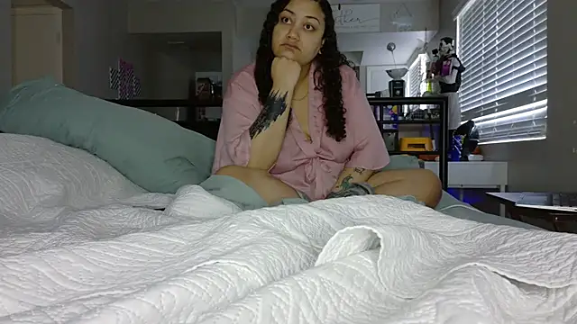 Snapshot of honeeyyy_pot chatting on October 6, 2025, 2:40 pm honeeyyy pot online show from October 6, 2025, 2:40 pm