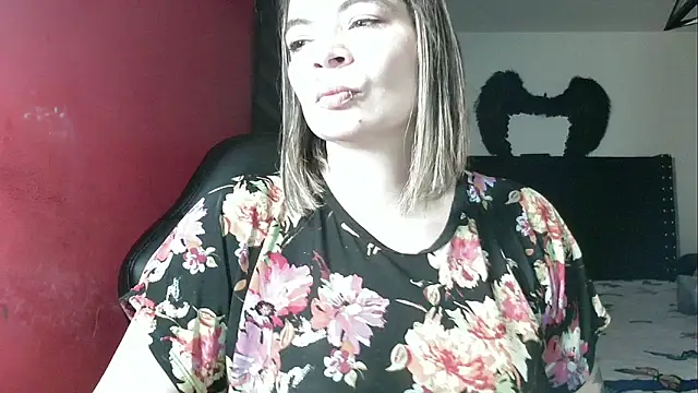 Snapshot of charlotedoll chatting on February 15, 2026, 12:44 am charlotedoll online show from February 15, 2026, 12:44 am