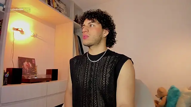 Snapshot of Curlblue chatting on December 14, 2025, 12:11 pm Curlblue online show from December 14, 2025, 12:11 pm