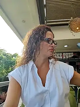 Snapshot of CioniWeiss chatting on October 7, 2025, 9:05 pm CioniWeiss online show from October 7, 2025, 9:05 pm