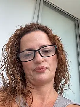 Snapshot of CioniWeiss chatting on November 10, 2025, 7:52 pm CioniWeiss online show from November 10, 2025, 7:52 pm