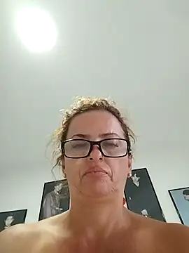 Snapshot of CioniWeiss chatting on November 4, 2025, 8:34 pm CioniWeiss online show from November 4, 2025, 8:34 pm