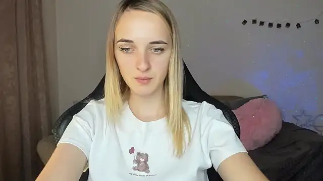 Snapshot of RouseReed chatting on November 12, 2025, 1:04 pm RouseReed online show from November 12, 2025, 1:04 pm