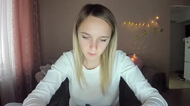 Snapshot of RouseReed chatting on October 28, 2025, 1:10 pm RouseReed online show from October 28, 2025, 1:10 pm