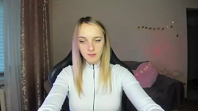 Snapshot of RouseReed chatting on October 27, 2025, 12:39 pm RouseReed online show from October 27, 2025, 12:39 pm