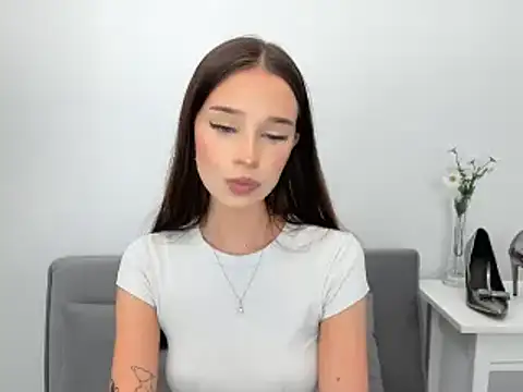 Snapshot of EmilyDarling chatting on December 15, 2025, 9:09 pm EmilyDarling online show from December 15, 2025, 9:09 pm