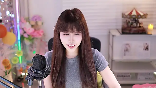 Snapshot of SleepArtist chatting on December 5, 2025, 8:13 am SleepArtist online show from December 5, 2025, 8:13 am