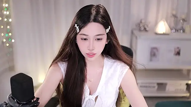 Snapshot of SleepArtist chatting on June 24, 2026, 4:49 pm SleepArtist online show from June 24, 2026, 4:49 pm