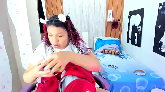 Snapshot of Emily_Coper18 chatting on July 17, 2026, 2:03 pm Emily Coper18 online show from July 17, 2026, 2:03 pm