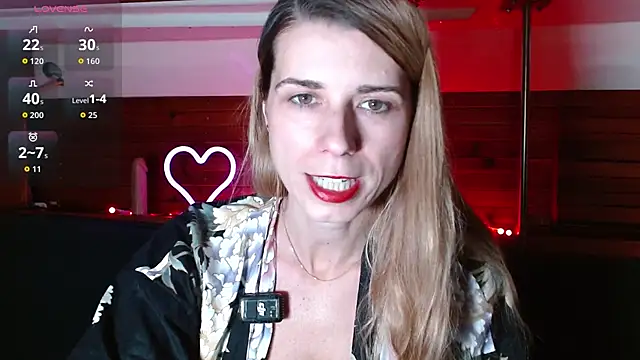 Snapshot of Trinity_Fire chatting on November 1, 2025, 12:39 am Trinity Fire online show from November 1, 2025, 12:39 am